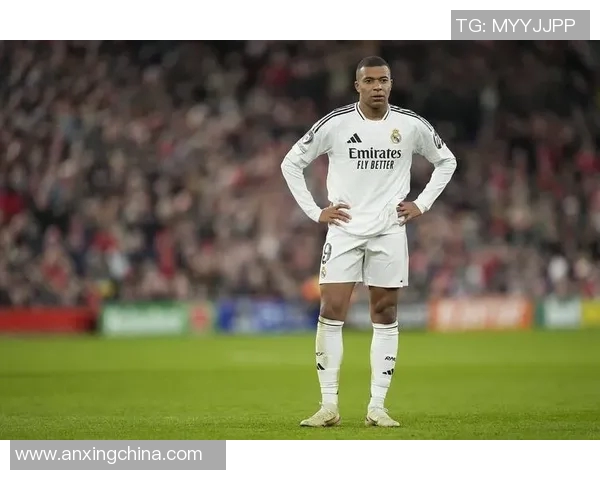 姆巴佩在绿茵场上展现超凡实力高清足球瞬间定格 姆巴佩在绿茵场上展现超凡实力高清足球瞬间定格