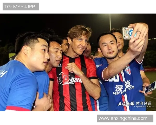 聚焦红黑荣耀探秘米兰传奇球星卡收藏热潮