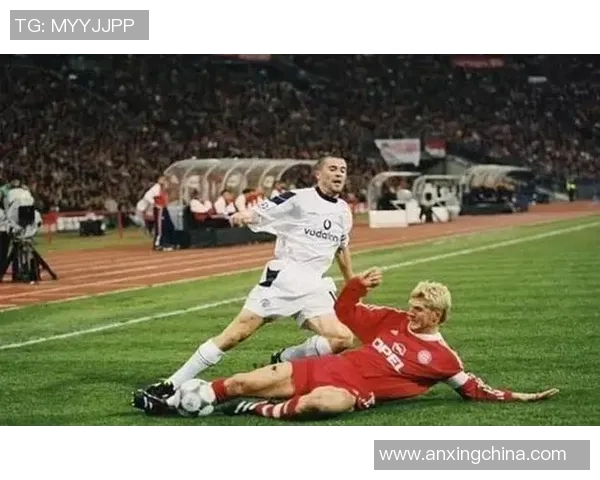 足球球星们的传奇故事与他们在绿茵场上的荣耀时刻回顾 足球球星们的传奇故事与他们在绿茵场上的荣耀时刻回顾